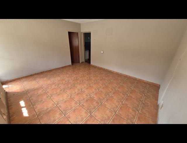 140M² FACTORY TO LET IN APEX